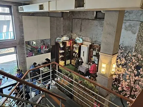 新北三芝二號倉庫咖啡館~聚會法鼓山世界佛教教育園區~另類的同