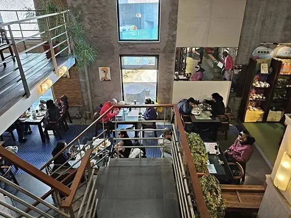 新北三芝二號倉庫咖啡館~聚會法鼓山世界佛教教育園區~另類的同