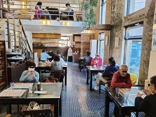 新北三芝二號倉庫咖啡館~聚會法鼓山世界佛教教育園區~另類的同