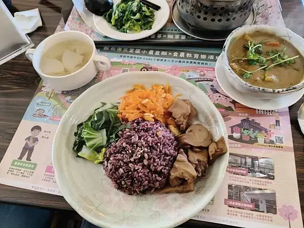 新北三芝二號倉庫咖啡館~聚會法鼓山世界佛教教育園區~另類的同