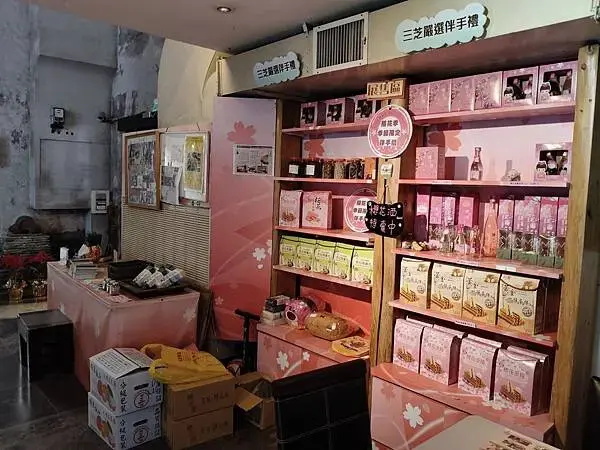 新北三芝二號倉庫咖啡館~聚會法鼓山世界佛教教育園區~另類的同