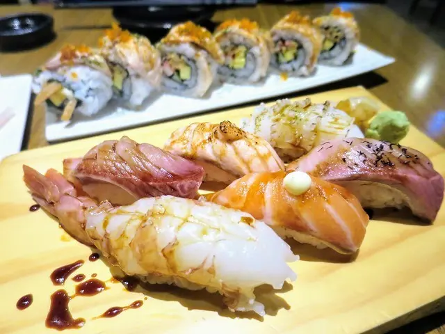 【台北日式料理】鑫屋創意日本料理，炙燒鮭魚捲口感鮮美、層次多元，各式刺身/握壽司/丼飯/商業定食!