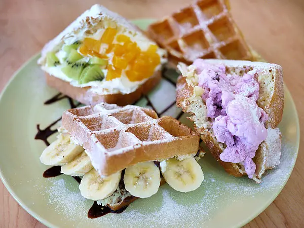 【食記】台北*東區。DeLight cafe & deli*爆餡口袋鬆餅 可愛風下午茶輕食咖啡店 好吃不膩奶油白醬燉飯 義大利麵 棉花糖奶茶 平價不收服務費