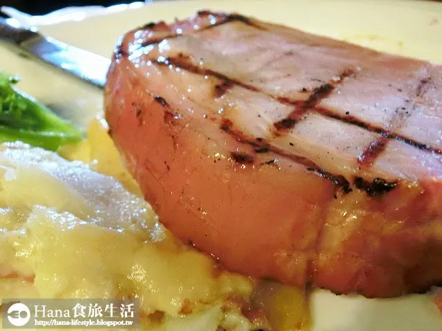 
【新北三芝】邊界驛站 | 正統美式餐廳 淡金公路上 牛排、漢堡、手工甜點 北海岸美食 
