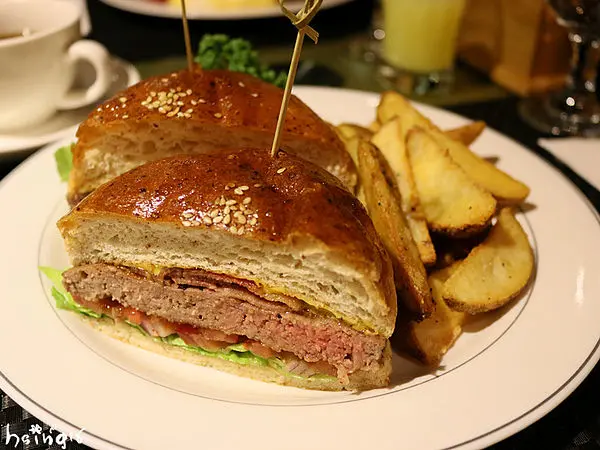 【食記】台北*東區。M ONE cafe*高級低調高貴不貴的牛小排早午餐 薯絲薯餅超好吃! 漢堡 三明治 義大利麵 鬆餅 忠孝復興 咖啡店 美式餐廳 仁愛路 貴婦下午茶