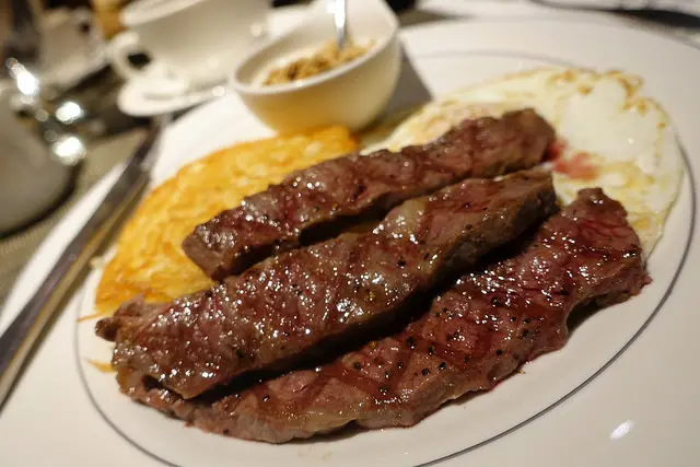 (胖樺食記)捷運忠孝復興站推薦餐廳”M One Café”/大份量牛小排早餐/完整菜單/燈光美氣氛佳服務好/台北東區咖啡廳/美式運動酒吧