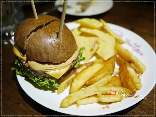 [美食]一想到花生醬漢堡就會想到這裡啦!。BRAVO BURGER 發福廚房 市民店