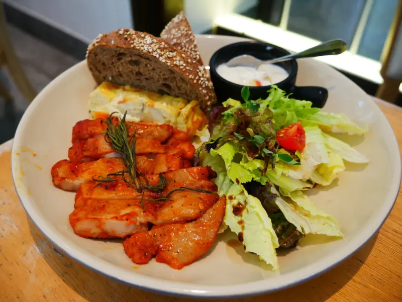 【Angelas日嚐】在前美國大使館官邸享受早午餐時光，柔軟細嫩的香料雞腿與清爽豐富的鮮菇什錦早午餐，捷運中山站的都市綠地【光點華山 珈琲時光】