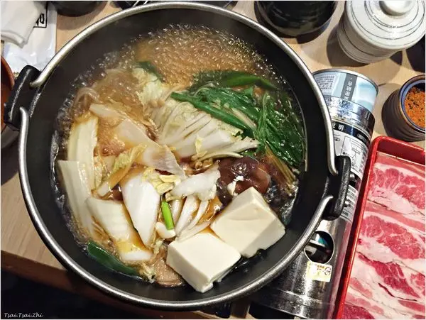 [新北板橋]藍屋日本料理(板橋大遠百新站店)|極簡具現代感，精緻豐富的日式御膳|特選安格斯牛肉壽喜燒御膳+特選安格斯牛肉鑄鐵燒(需酌收10%服務費)