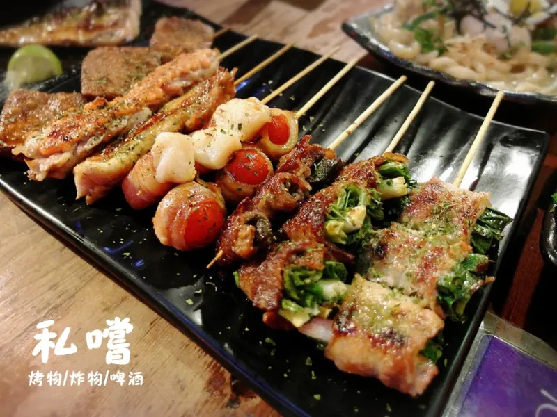 【新竹美食】食尚玩家推薦平價美味居酒屋-私嚐居酒屋！串燒、烤物、炸物、啤酒通通有！每串20元起！深夜食堂宵夜推薦！還有可愛店狗哈士奇！(近城隍廟)