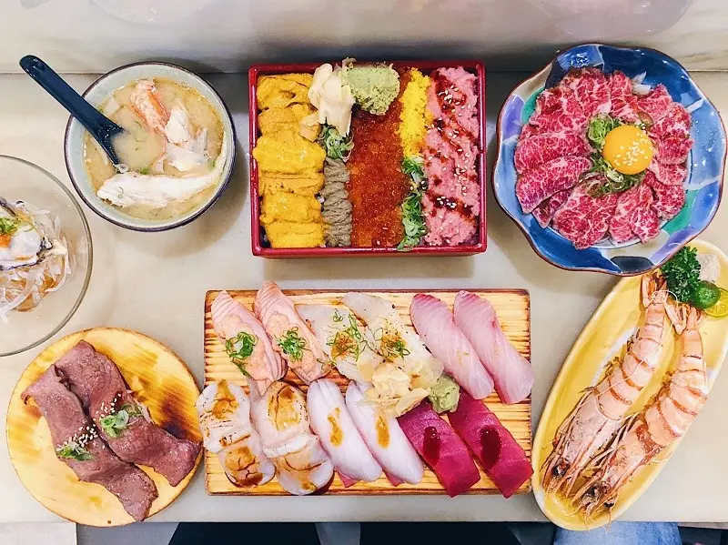 【中和｜板橋站】二男小家料理＿夢幻三色丼高顏質高濃郁＿生牛肉與蛋黃液一拍即合＿超狂味噌湯蝦頭魚肉樣樣來