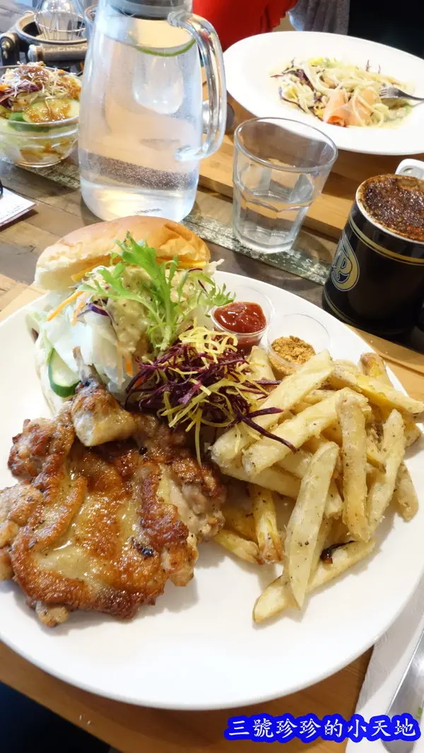 民權西路站。Ton Up Cafe 60s機車文化咖啡廳。咖啡香醇餐點美味。喜愛個性風及熱愛重機的朋友趕緊來喔！