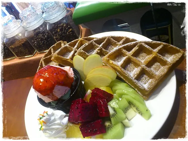 位於板橋介壽公園的對面 一個擁有古典氣氛的騎士花園 鬆餅與咖啡是主打 裡面環境不錯 待上一下午都愜意