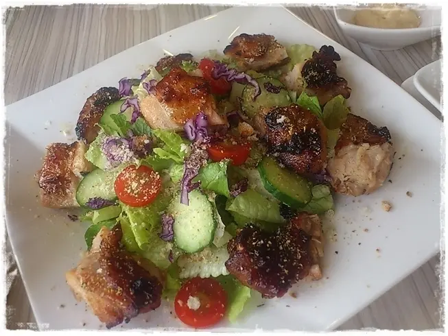 店面不大卻讓人能放鬆的瑪啡館 舒適的環境 讓人待一整個下午喝著午茶吃點心 都愜意不已