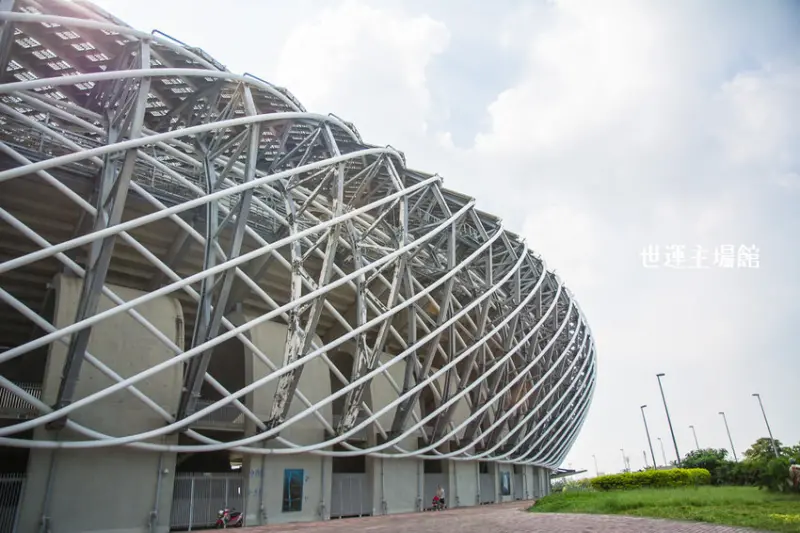 ｜高雄景點｜世運主場館，結合生活、運動休閒與藝術的運動場 - 阿婷的旅行札記。