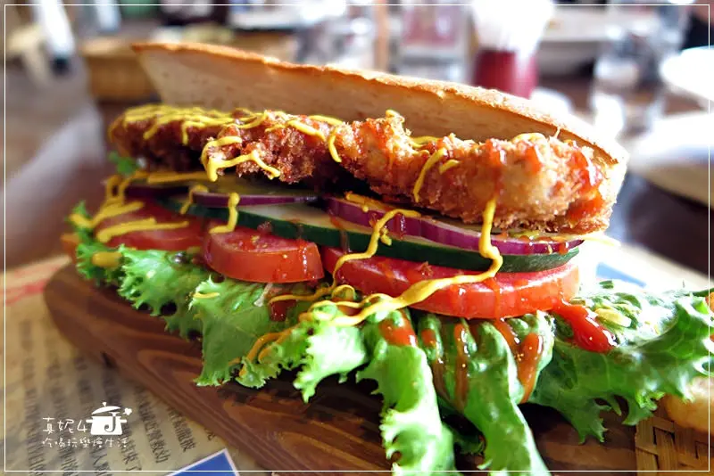 [宜蘭美食] 窯烤山寨村。宜蘭有妖怪出沒呦..和妖怪打仗前要吃超美味鬆Q麵包和超平價美食