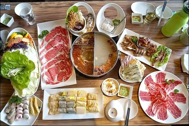 《捷運板南線/國父紀念館站美食》食材特挑擺盤用心的小農火鍋2202~吃鍋還附冰沙及高檔水果(大心)