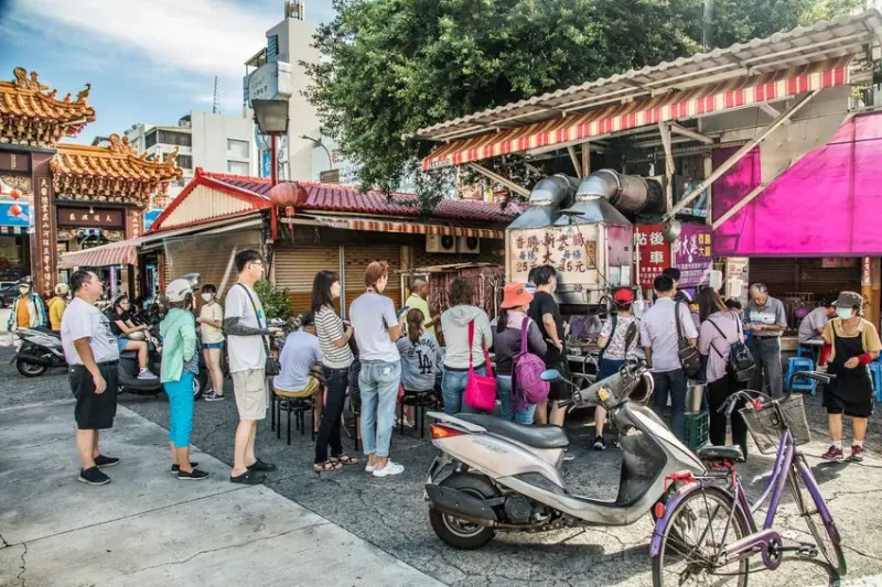 [高雄市]新大港大腸香腸/一開門營業直接排爆，高雄超人氣老店爆汁烤香腸米腸 - 大手牽小手。玩樂趣