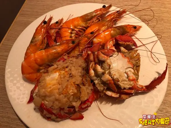 【漢來海港餐廳菜單價位大公開】生猛海鮮現做點心、豪華百匯吃到飽～台中SOGO美村路必吃美食小吃餐廳推薦！招牌烤鴨燒臘、牛肉湯、生魚片和啤酒飲料。