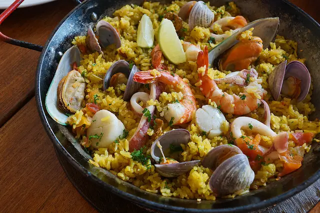 [食記]新竹南寮 看海景吃美食 經典西班牙海鮮燉飯 TAPTAS小菜 義大利麵 -村落餐廳