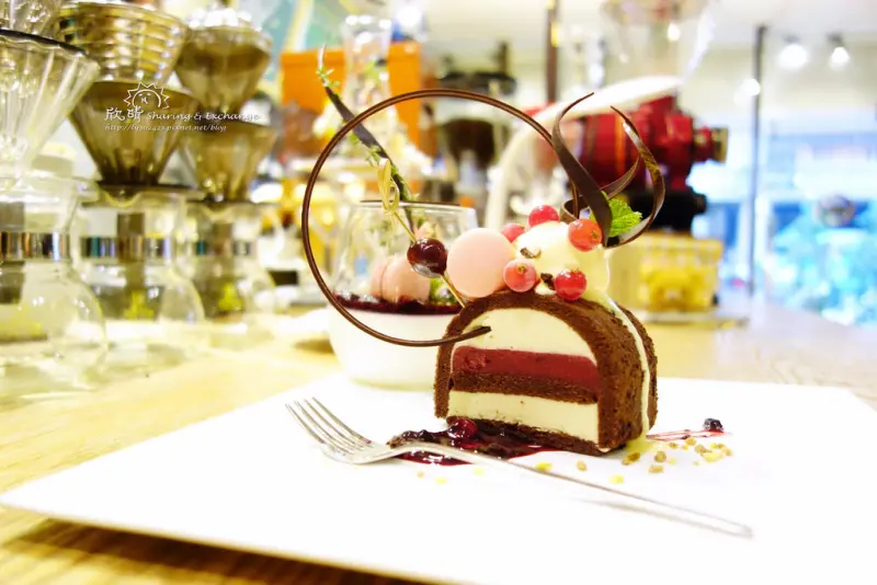 【蘆洲美食】魚缸咖啡+百元的平凡甜點瞬間變得超夢幻+超適合帶女朋友來享用