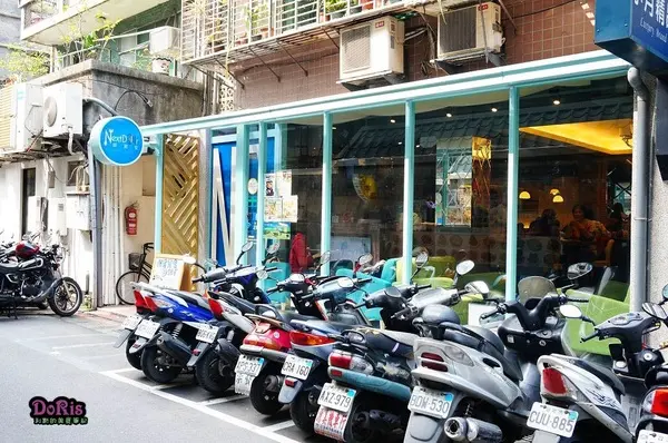 鮮豔的亮藍大門超吸睛 永康美式餐廳新選擇-鄰居家 NEXT DOOR        
      