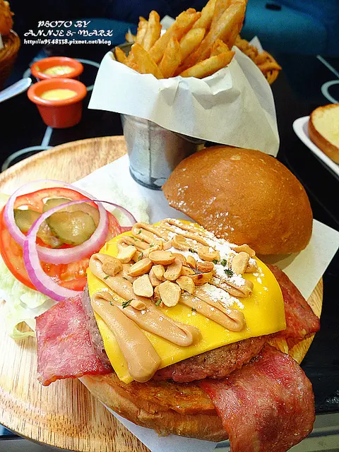 ◎吃吃喝喝~【鄰居家 NEXT DOOR】手打漢堡肉＋超犯規起司花生醬＆無敵大洋蔥圈，難以抗拒的視覺誘惑！