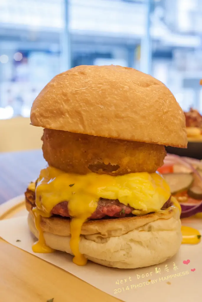 【台北大安_東門站】鄰居家 NEXT DOOR ♥ 新美式早午餐餐廳，好Juicy的牛肉漢堡和好喝的草莓水果優格，會讓人想念的多汁美味♥