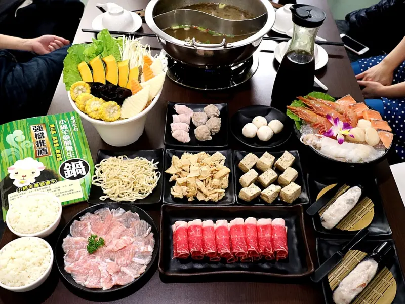 【台南市-中西區】小綿羊藥膳養生鍋海安店：麻辣鍋&養生鍋組成的鴛鴦鍋，讓你品嘗獨家藥膳養生鍋湯｜全台首創主打火鍋不沾佐料，品嚐食材原味｜多種中藥草黃金比例調配，高貴不貴的養生饗宴｜素食者可食｜