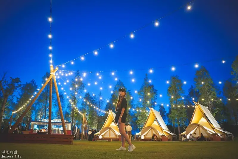 【高雄小港│景點】淨園農場。親子旅遊最佳去處，LIVE BAND、大草皮及落羽松豪華露營帳，可看飛機起降用餐、動物互動區