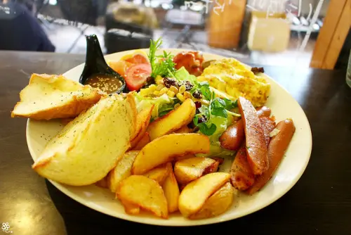 【板橋。豚】份量大到驚人的板橋早午餐，豐滿咖啡早午餐，人潮擁擠好可怕！