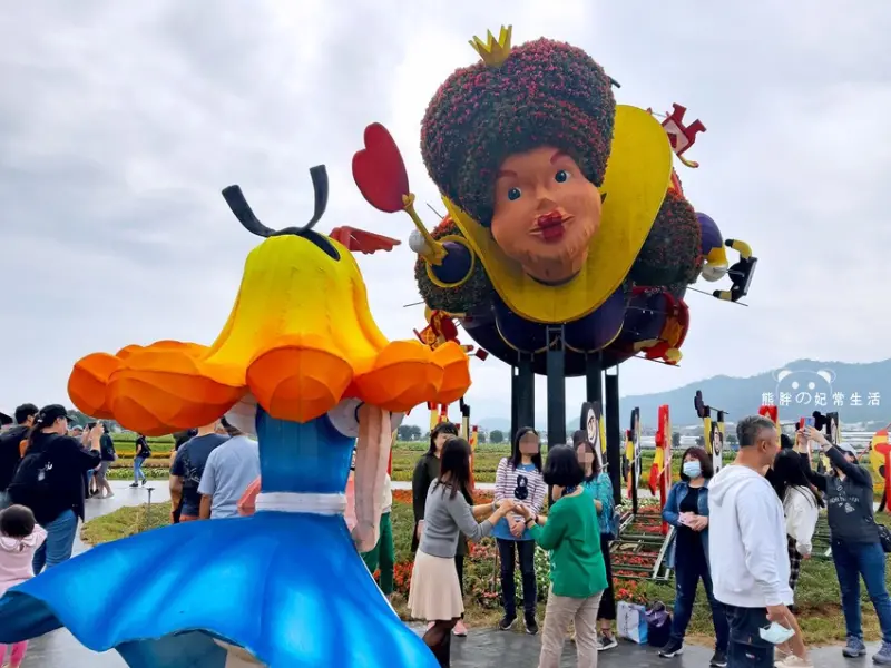 【台中新社】2020台中國際花毯節，愛麗絲的花境探險主題裝置藝術，十米高紅心皇后與愛麗絲的對決，精彩可期