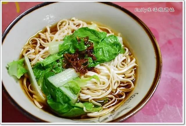 新竹美食》南寮無名陽春麵。只賣陽春麵和滷味，生意好到要排隊