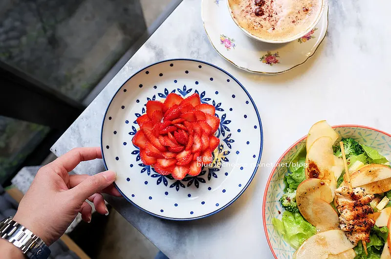 【台中西區】A La maison-台中隱藏巷弄美食餐廳.人氣甜點如盛開花朵的草莓塔.IG打卡熱點.早午餐法國菜三明治.向上市場附近.金格銀樓旁巷子進去