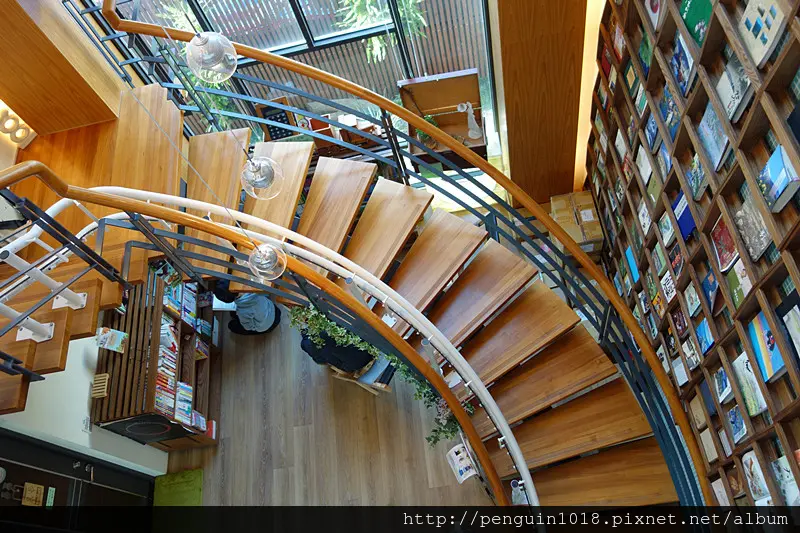 【台中烏日】羅布森書蟲房；最美的書店在這裡！讀你千遍也不厭倦，喝杯咖啡，在這裡好好享受慢活寧靜的時光，如世外桃源的特色咖啡館。