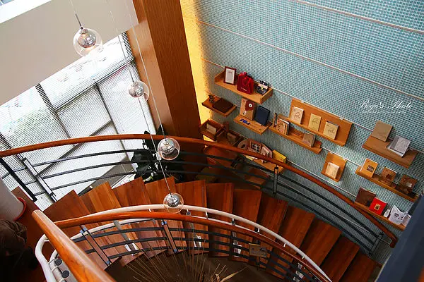 【台中。美食】十年不關的獨立書店。羅布森咖啡書蟲房