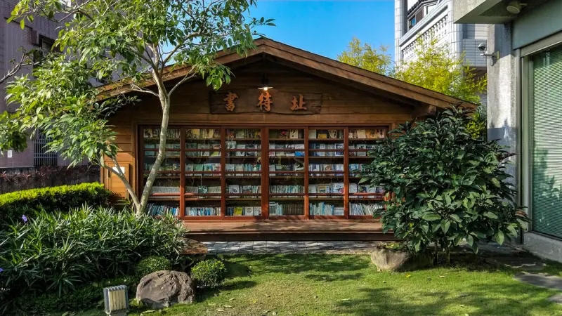 臺中午茶拾光 | 羅布森書蟲房LOBSANG BOOKS 隱藏在鄉間裡的獨立書店  書香、木頭香、咖啡香  療癒的午茶時光