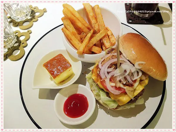 【宜蘭】咖啡。下午茶。早午餐。漢堡。宜蘭大學附近的溫馨小店「piggy bar 美式餐廳＆下午茶」