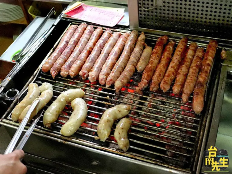 台南炭烤黑輪攤／從路邊三輪車賣到開店面／飄香40多年老店／在地人從小吃到大／100元吃飽吃滿CP值高／台南人下午茶就愛這一味／台南體育場附近美食