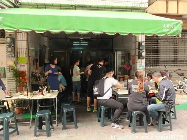 【美食特搜。台南中西區】協進國小旁無店名2元黑輪攤。低調的在地人回憶美食 超便宜銅板價也能吃得好滿足(編輯精選)