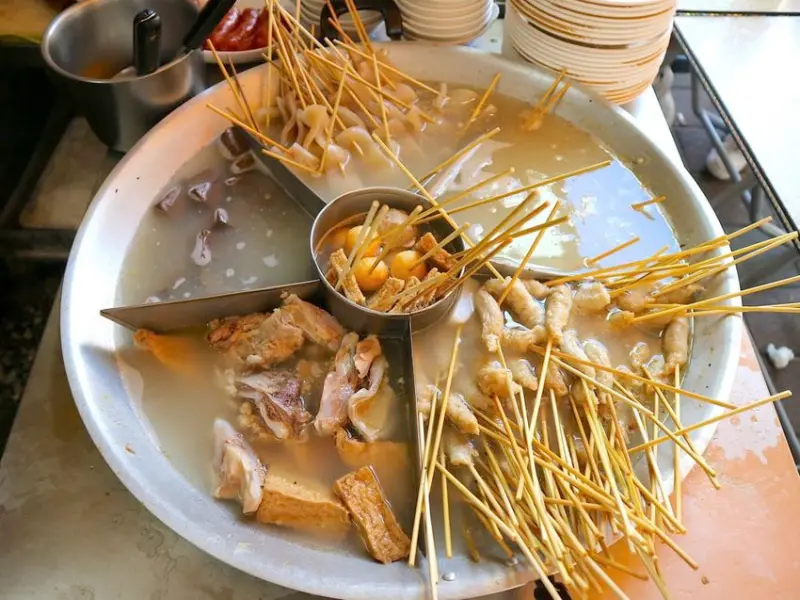 協進國小後門兩元黑輪店：隱藏在台南巷弄內的低調銅板美食！台南在地人“暗抗”的黑輪店｜正港的銅板美食小吃就在這！50元就能吃很飽！｜台南大新街黑輪.台南人台式下午茶.銅板小吃美食 - 進食的巨鼠