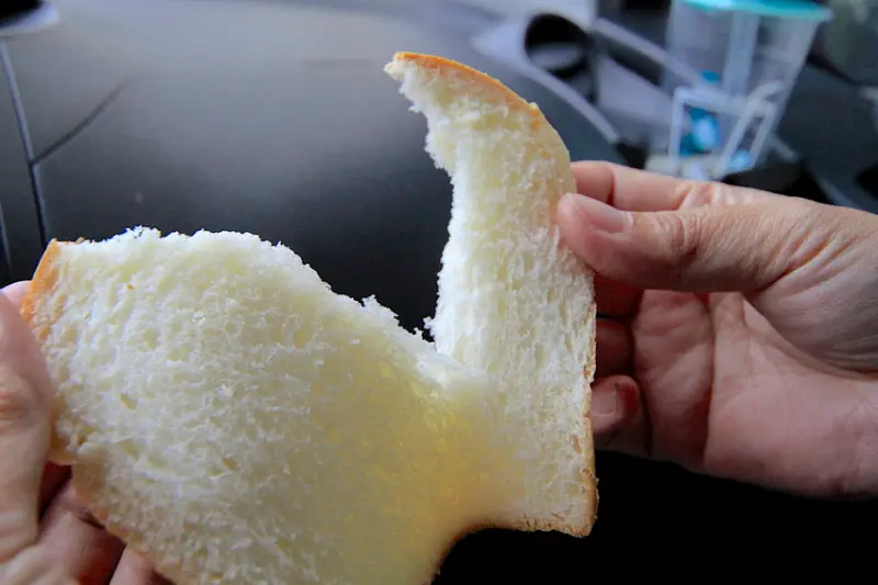 吃。台南｜關廟區。網路排隊名店，離台南市中心有點距離，吐司美味定價偏超值，不太建議專程跑一趟去購買「嘉芳西點麵包店」。