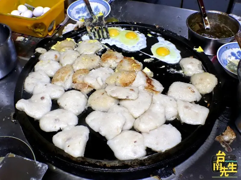 台南肉粿／無招牌無店名／只賣一樣飄香50多年／限量供應3小時不到就完售／經常一開店就排隊／在地老饕的私房早餐