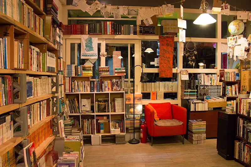 【台南│林檎二手書室】像是闖進某個人的私人收藏，窺視他一本一本築構起的文學世界。也在這裡投下一塊書磚，帶走他的吧！
