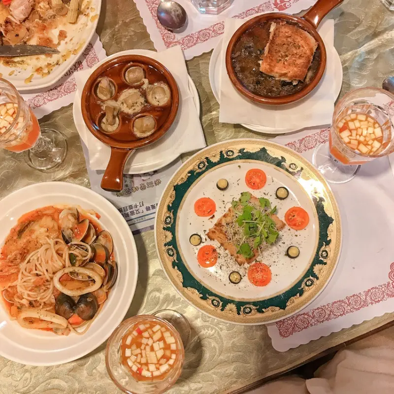 艾蜜莉廚房 歐風海陸雙人套餐 隱身二樓的老字號西餐廳 平價排餐 嫩肩牛排 義大利麵 泡湯溫泉一日遊 新北投捷運站美食