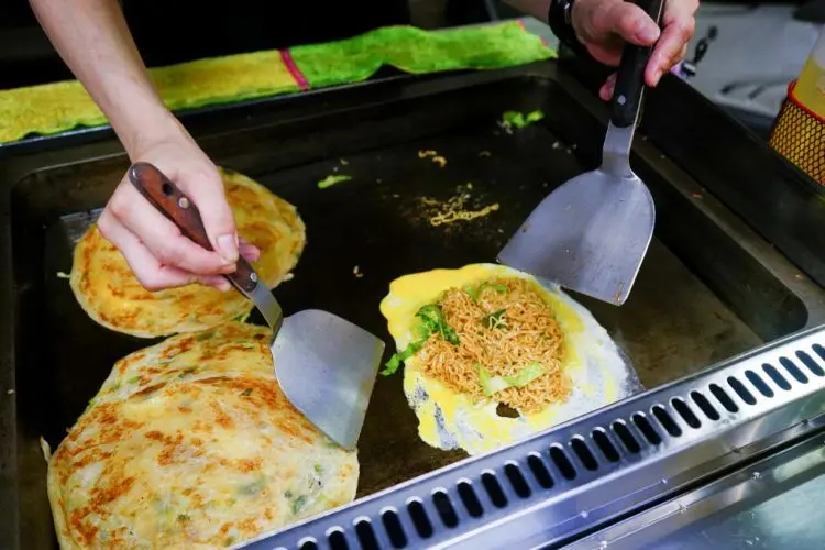 台北｜蟹老闆古早味手工蔥油餅 王子麵、巧克力珍珠創意蔥油餅 內湖737巷美食推薦！