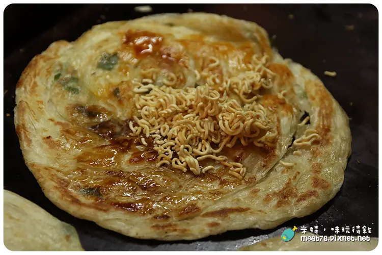 【台北內湖737巷。小吃】蟹老闆古早味手工蔥油餅｜這蔥油餅一點都不古早，新奇得很！ @ 米特，味玩待敘