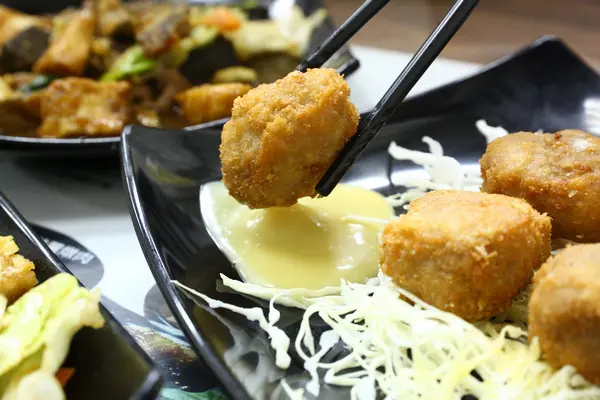 ▌三杯三怪▌士林傳奇美食，呷金飽百元有找！起司肉餅和媽媽味鹹豬肉大呼過癮