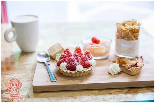 中正華山●華山那間18plus●三兩下就把草莓百香甜塔喀了，感覺有點對不起配菜