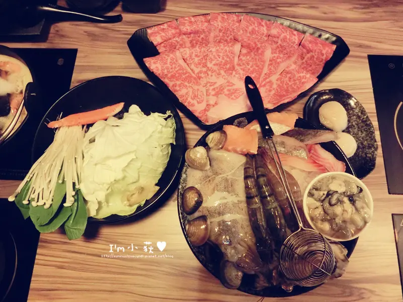 竹間精緻鍋物(台中市政店)。美國SRF等級極黑牛+海鮮總匯!滿滿新鮮海鮮超豐盛!巨蝦鍋!超大蝦子!營業到凌晨四點!